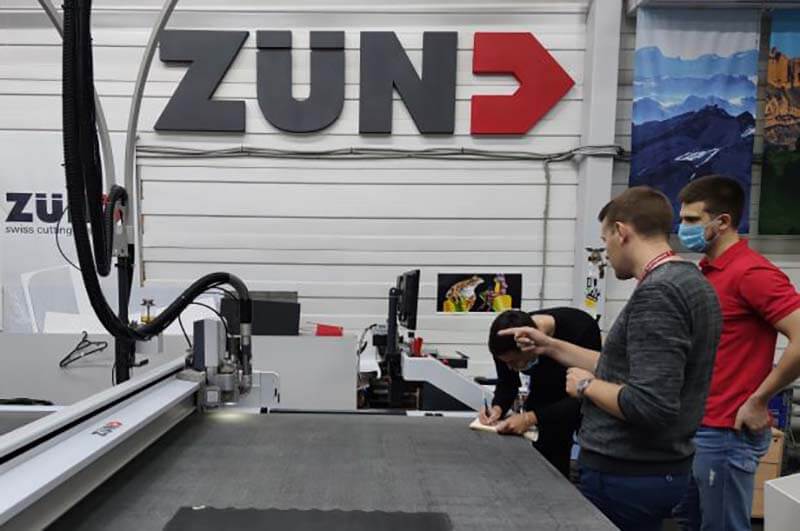 Демонстрация возможностей промышленного плоттера Zünd G3 XL-3200<